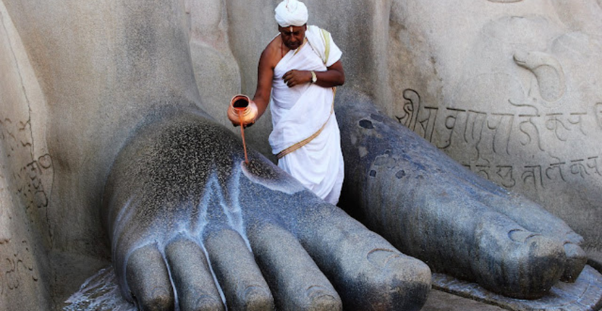 sacred-places-jain-rituals-and-traditions-at-shravanabelagola:-a-closer-look