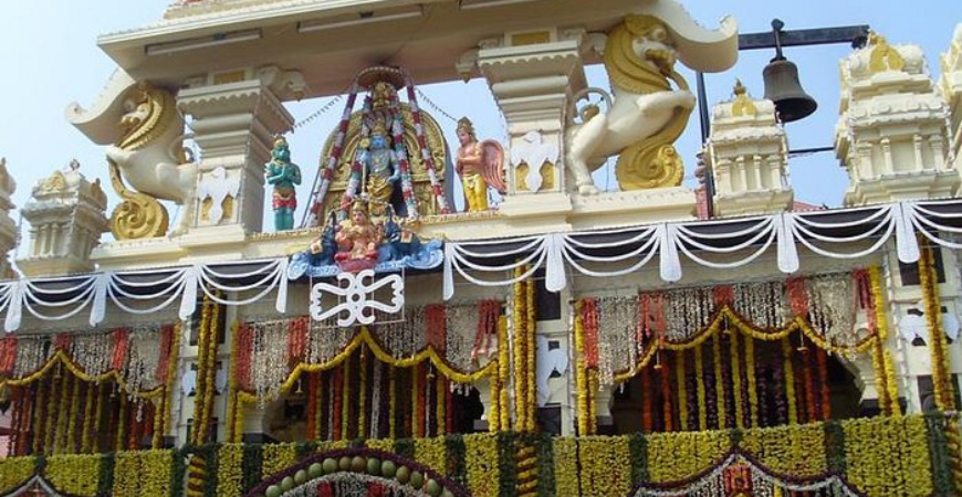 majestic-temples-mysteries-of-the-udupi-krishna-temple:-a-divine-gaze-beyond-the-bars-